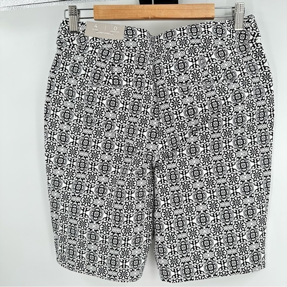 Chico's Black and White Geometric Bermuda Shorts NWT Pockets Women’s Size 0/US 4 - Picture 2 of 16